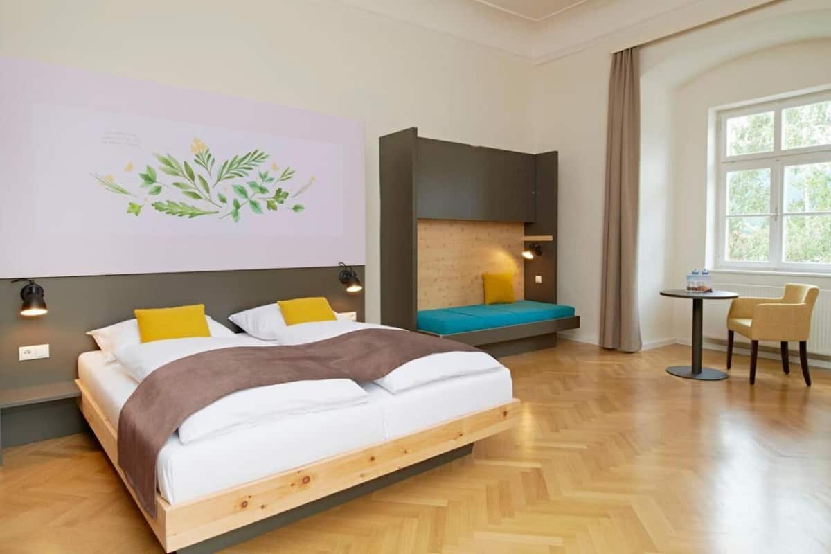Premium bedding, in-room safe, desk, WiFi (free)