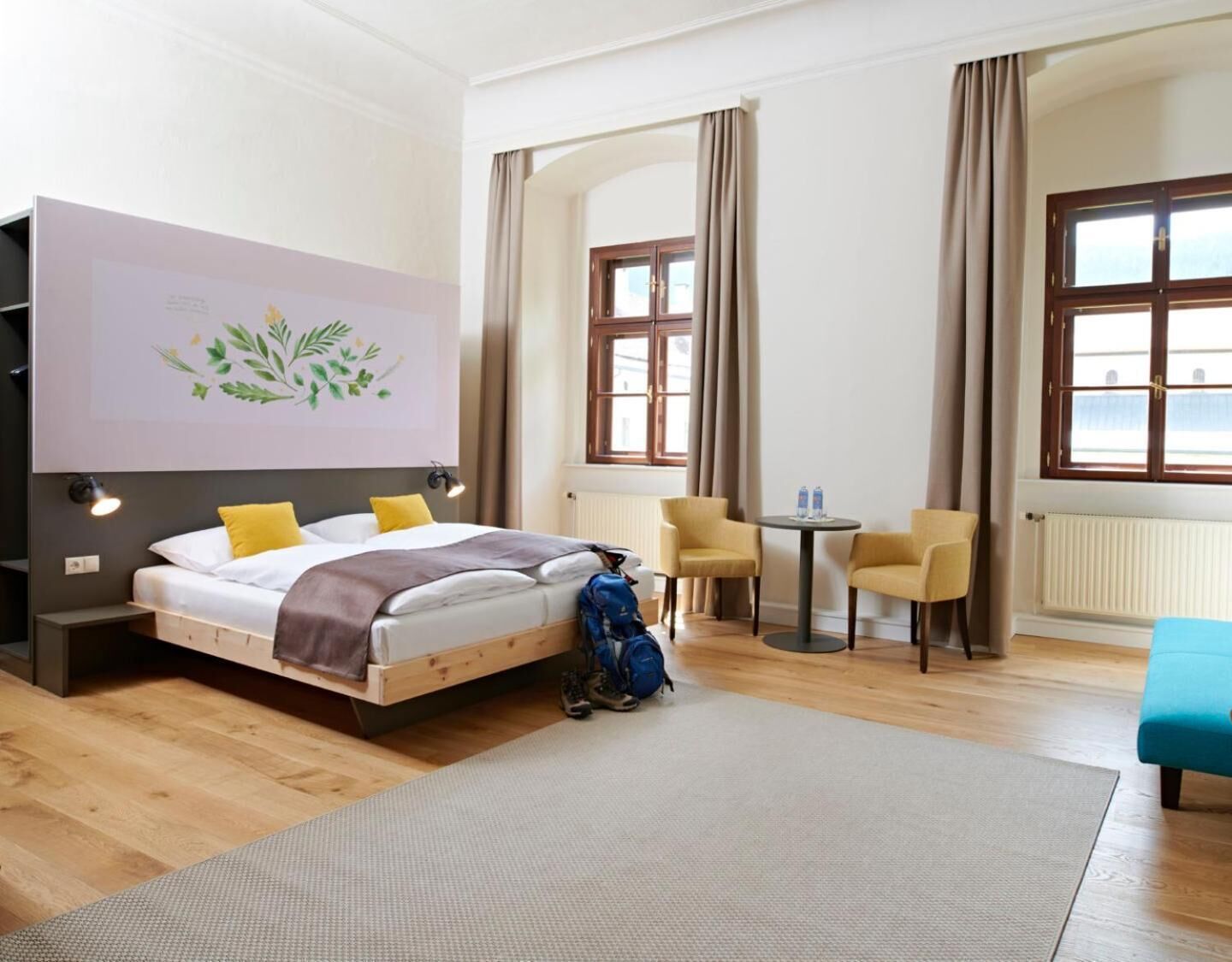 Ropa de cama de alta calidad y caja de seguridad en la habitación 