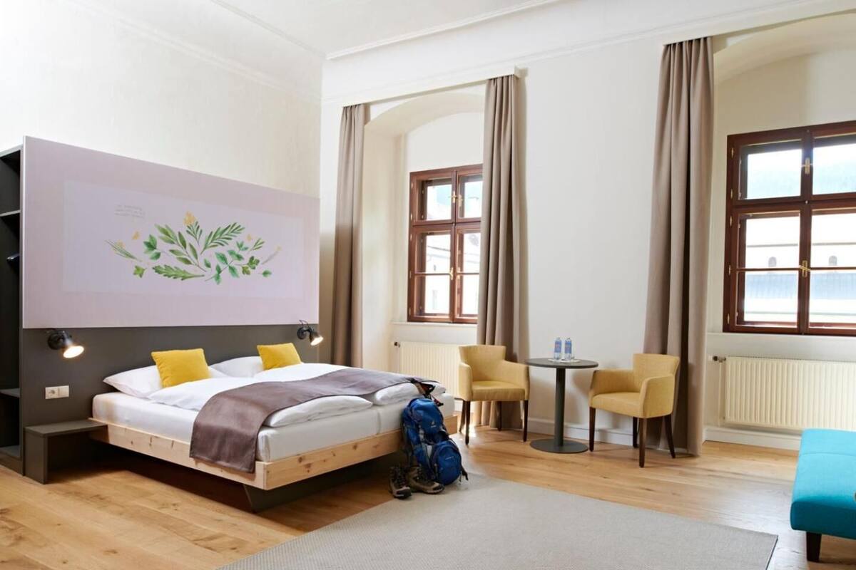 Premium bedding, in-room safe, desk, WiFi (free)