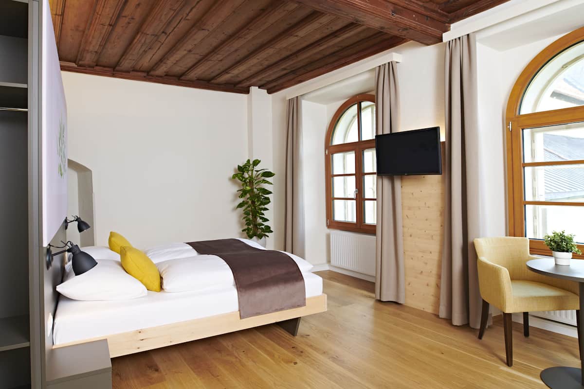 Ropa de cama de alta calidad y caja de seguridad en la habitación
