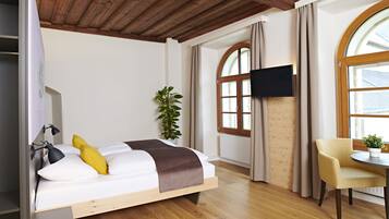 Premium bedding, in-room safe, desk, free WiFi