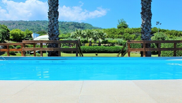 Una piscina al aire libre de temporada