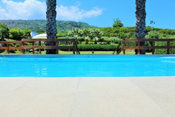 En säsongsöppen utomhuspool