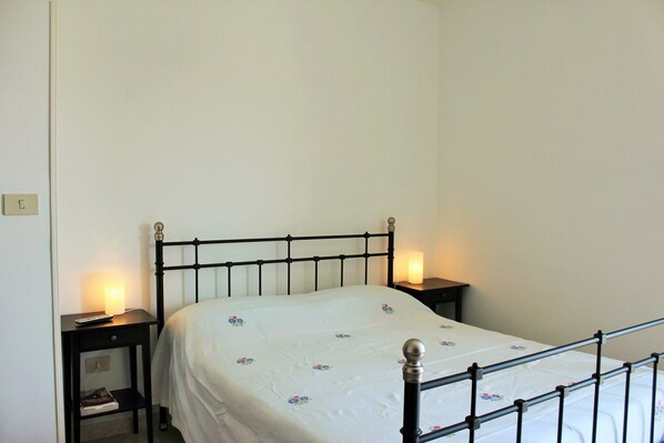 3 bedrooms, free cots/infant beds, bed sheets