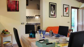 House, 1 Bedroom | Ruang tamu | TV