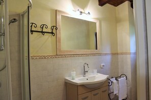 Casa, 1 camera da letto | Bagno | Doccia, asciugamani