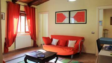 House, 1 Bedroom | Ruang tamu | TV