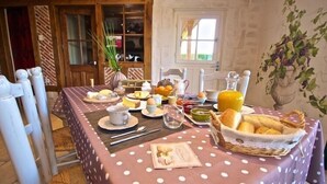 Een ontbijttafel gedekt met diverse gerechten, waaronder eieren, brood en fruit.