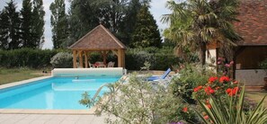 季节性开放的室外游泳池