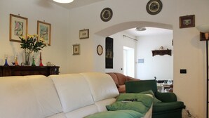 Maison, 3 chambres, terrasse | Salle de séjour | Téléviseur