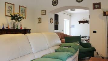 House, 3 Bedrooms, Terrace | Ruang tamu | TV