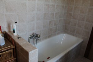 House, 3 Bedrooms, Terrace | Bathroom | Hair dryer, towels - Casale Colle Caronte (Arce)