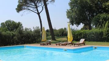 Kolam renang terbuka bermusim