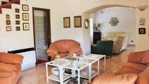 Maison, 3 chambres, terrasse | Salle de séjour | Téléviseur