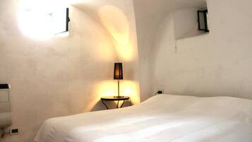 1 bedroom, free cots/infant beds, bed sheets