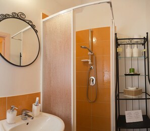 Ducha, artículos de higiene personal gratuitos, secador de pelo y bidé