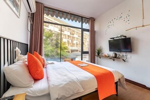 โต๊ะทำงาน, ผ้าม่านกันแสง, เตารีด/โต๊ะรีดผ้า, Wi-Fi ฟรี