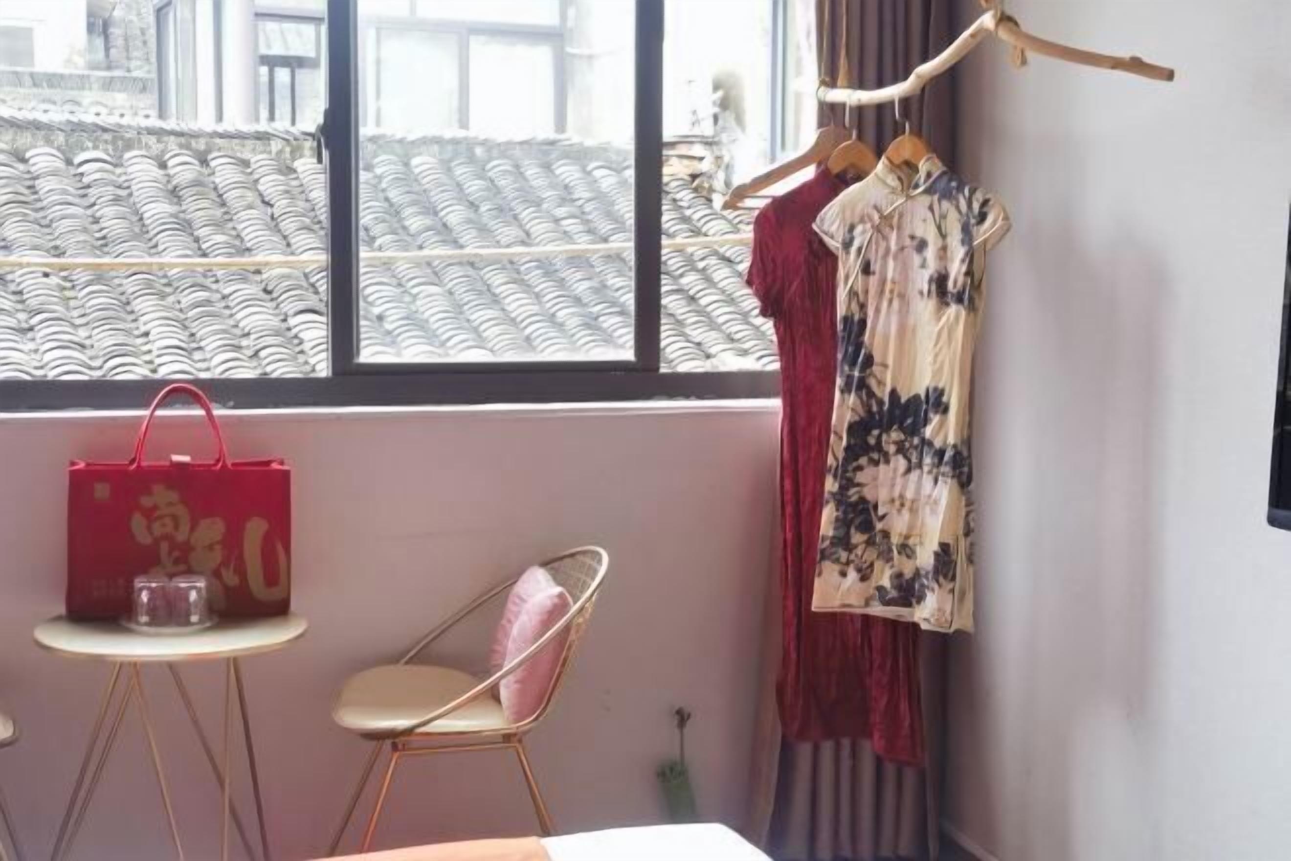 Escrivaninha, cortinas blackout, ferros/tábuas de passar roupa