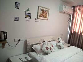 阳光大床房 | 办公桌、遮光窗帘、熨斗/熨板、免费 WiFi