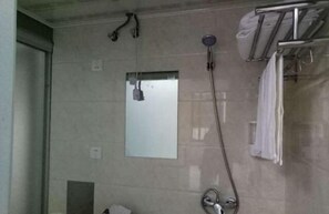Sunshine Room | Bathroom | Shower, free toiletries, hair dryer, slippers