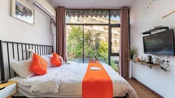 Meja kerja, tirai kedap cahaya, setrika/meja setrika, dan Wi-Fi gratis