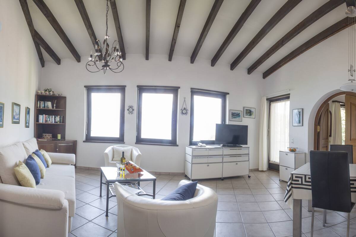 Apartment, 2 Bedrooms, Lake View (Apt 23 x 3Pax) | Living area