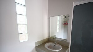 Bungalow with Garden View | Lavabo de la salle de bain