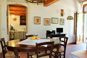 Apartment, 1 Schlafzimmer | Wohnbereich | Fernseher