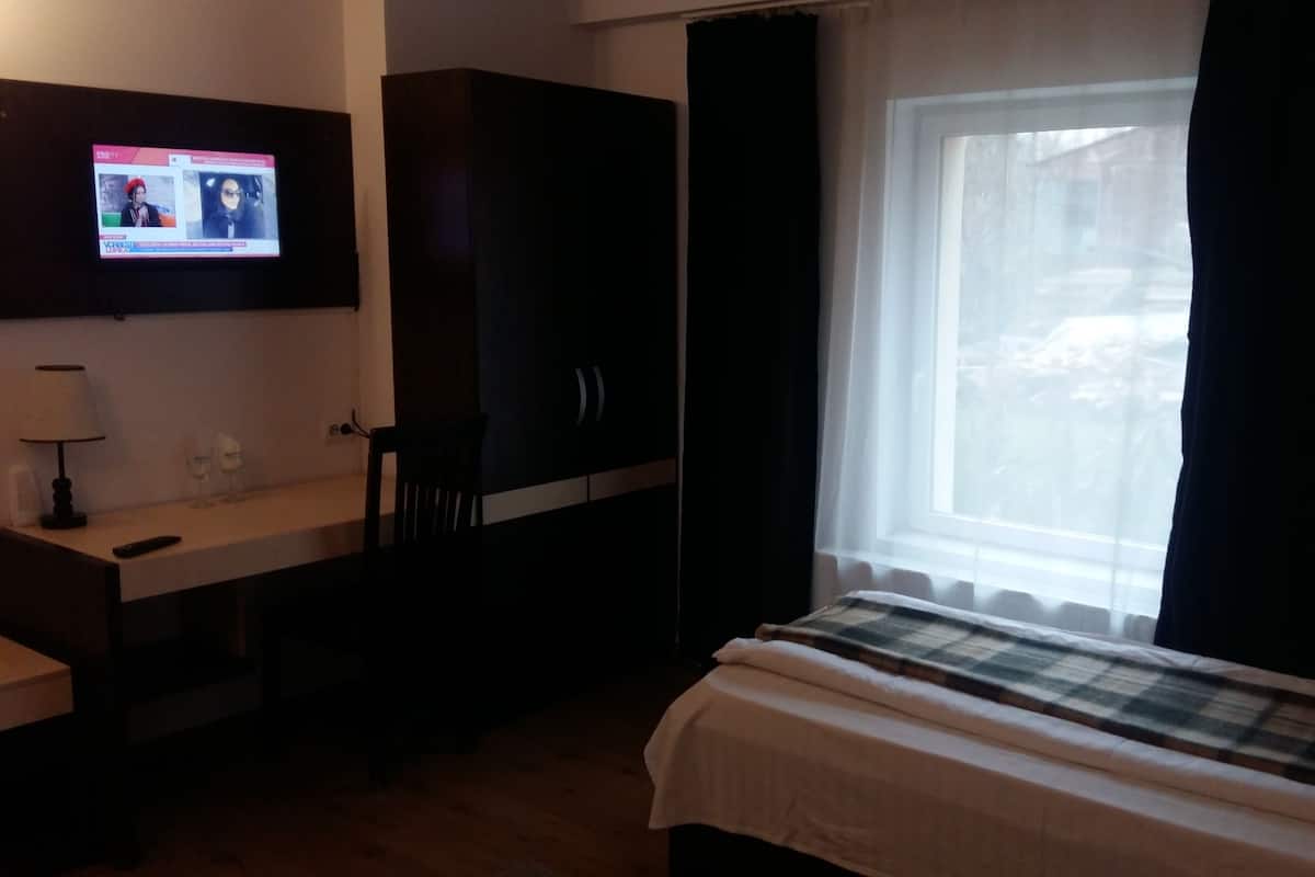 1 bedroom, desk, free WiFi