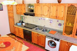 Apartment, 2 Bedrooms | Private kitchen