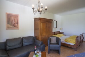 Studio, 1 Schlafzimmer, Seeblick (Apt 33) | Schreibtisch, kostenloses WLAN