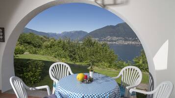 Studio, 1 Schlafzimmer, Seeblick (Apt 29) | Speisen im Freien