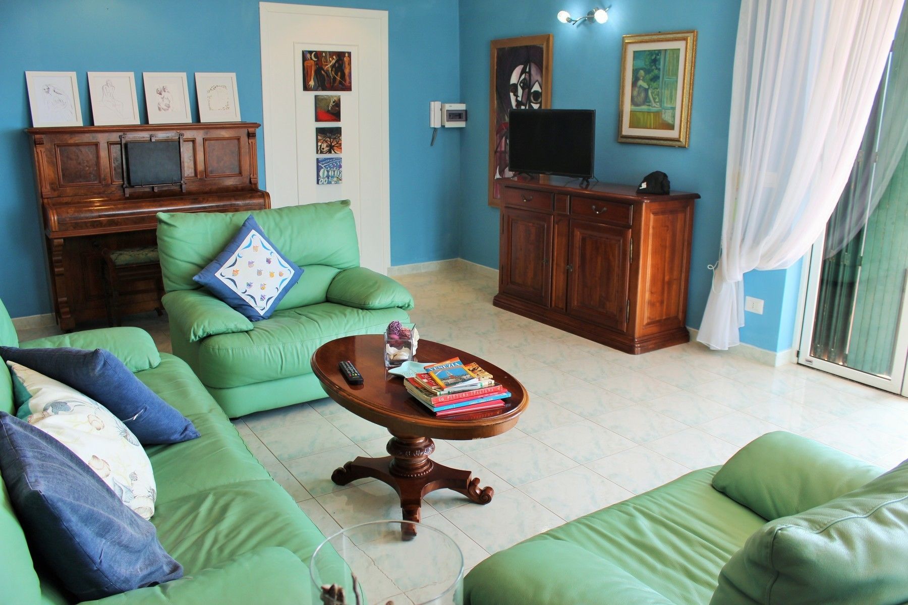 Apartemen, 2 kamar tidur, balkon | Area keluarga | TV