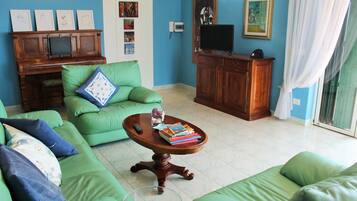 Apartemen, 2 kamar tidur, balkon | Area keluarga | TV