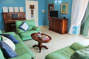 Departamento, 2 habitaciones, balcón | Área de sala de estar | Televisión 
