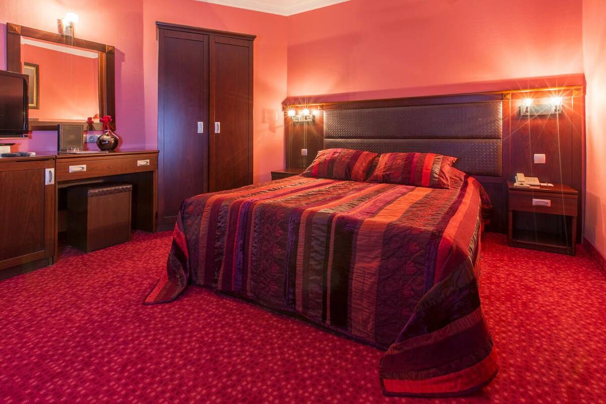 Suite | Minibar, in-room safe, desk, WiFi (free)