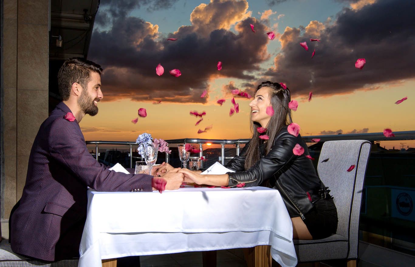 Melayani sarapan dan makan siang dengan sajian masakan internasional