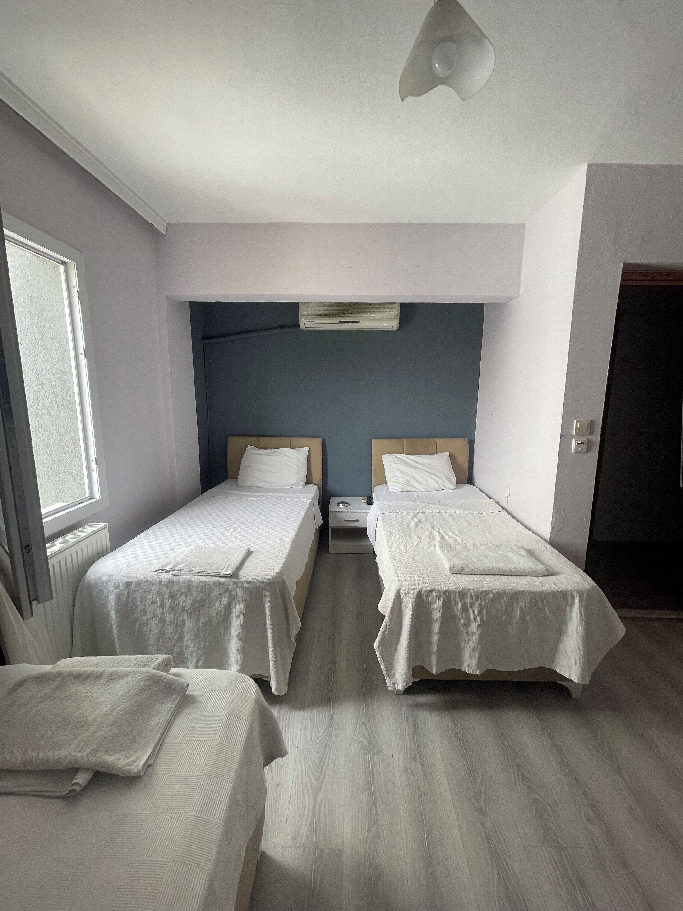 Habitación triple clásica | Escritorio, wifi gratis, ropa de cama