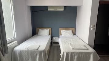 Habitación triple clásica | Escritorio, wifi gratis, ropa de cama