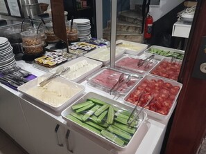 Tägliches Frühstücksbuffet (5 EUR pro Person)