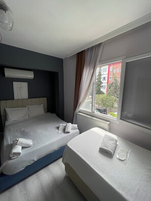 Desk, free WiFi, bed sheets - Karya Hotel (Kusadasi)