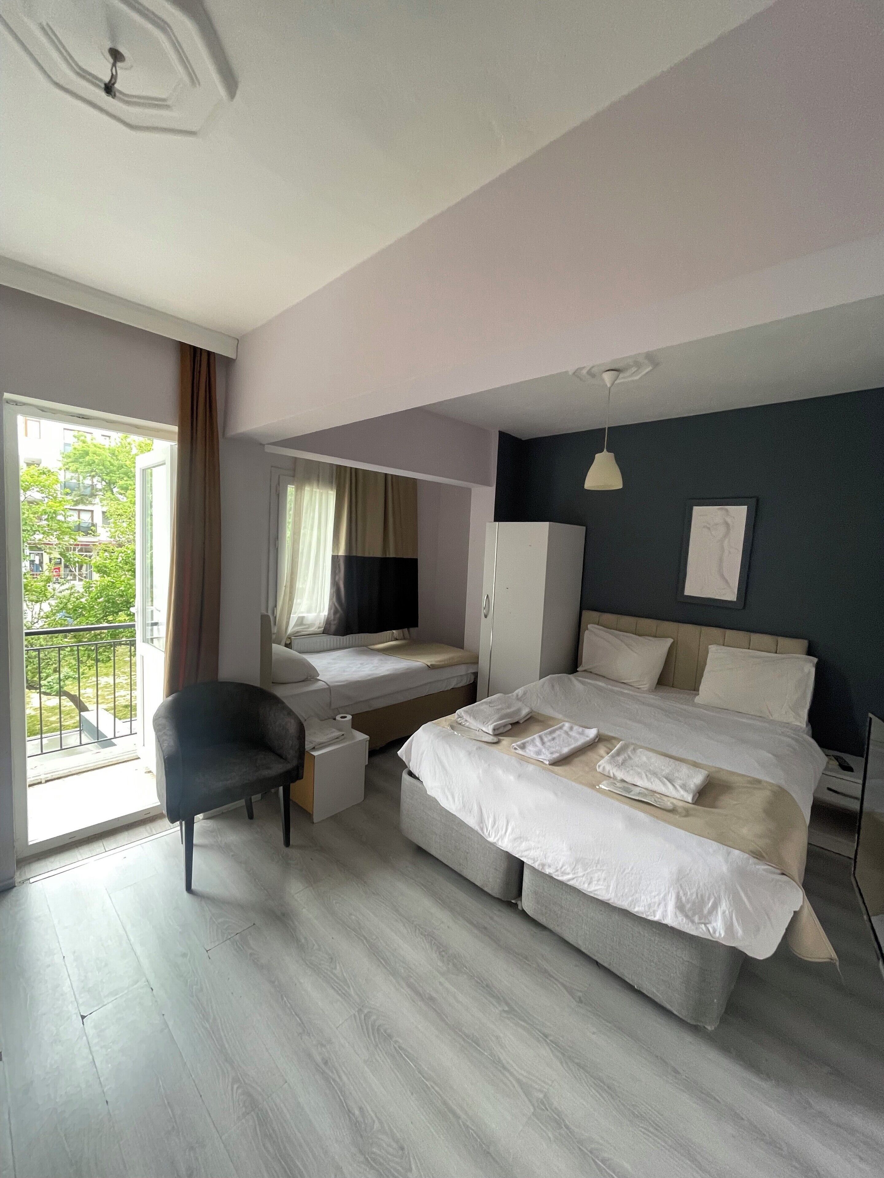 Habitación triple | Escritorio, wifi gratis y ropa de cama 