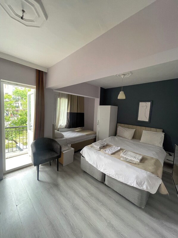 Dreibettzimmer | Schreibtisch, kostenloses WLAN, Bettwäsche