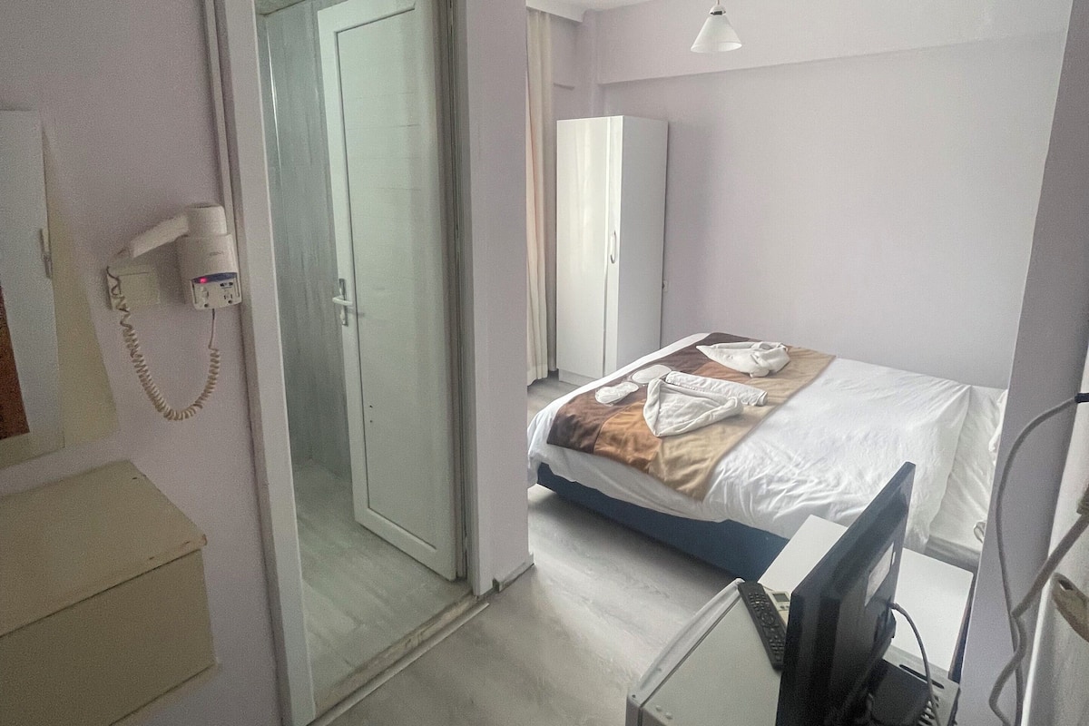 Escritorio, wifi gratis, ropa de cama