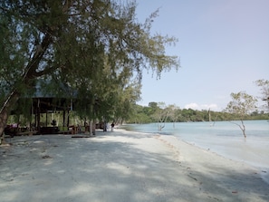 Pantai pribadi, pasir putih, snorkeling, dan yoga pantai