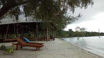 Playa privada, playa de arena blanca, snorkel y yoga en la playa