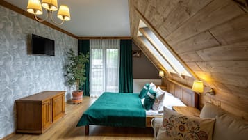 Deluxe-Dreibettzimmer | Schreibtisch, schallisolierte Zimmer, Bügeleisen/Bügelbrett, Babybetten