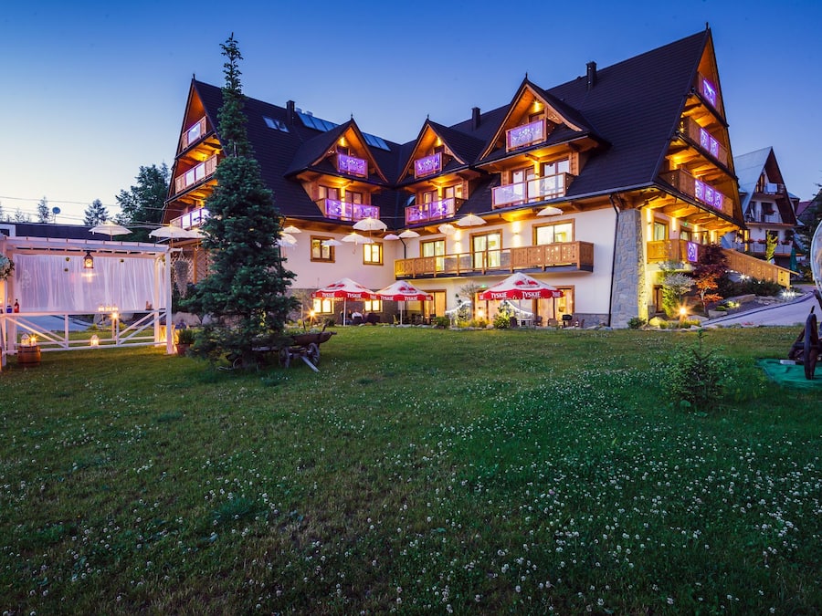 Voorkant accommodatie - avond/nacht