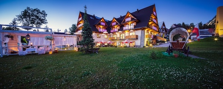 Framhlið gististaðar – að kvöld-/næturlagi