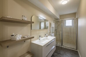 Superior Cottage, Ensuite (Agnés Sorel) | Bathroom - La Tour de Lierre 1 (Loches)